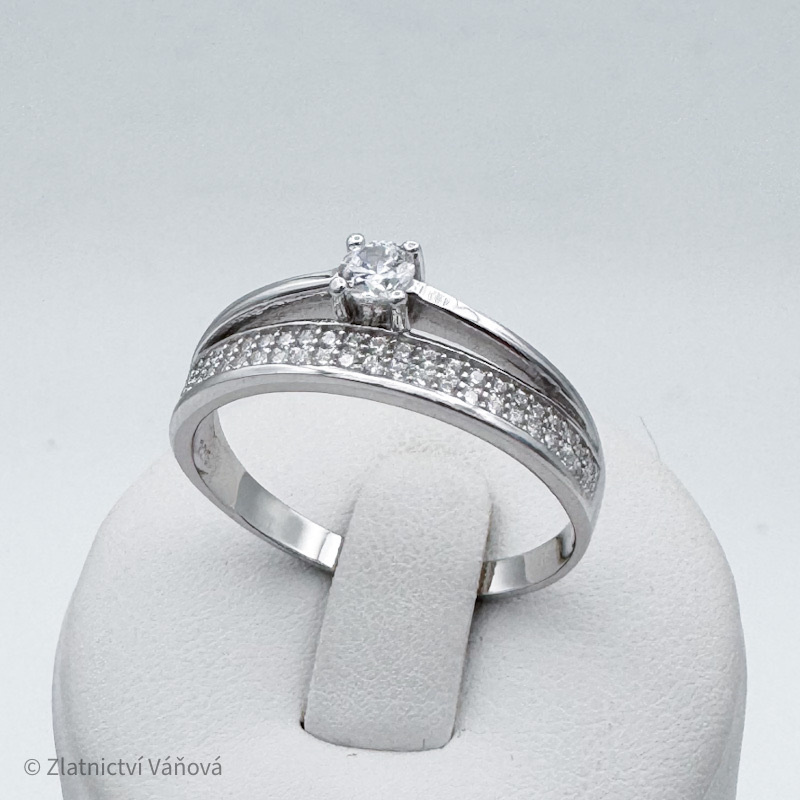 Stříbrný prsten se zirkony